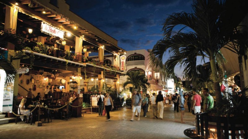 Quintana Roo street at night