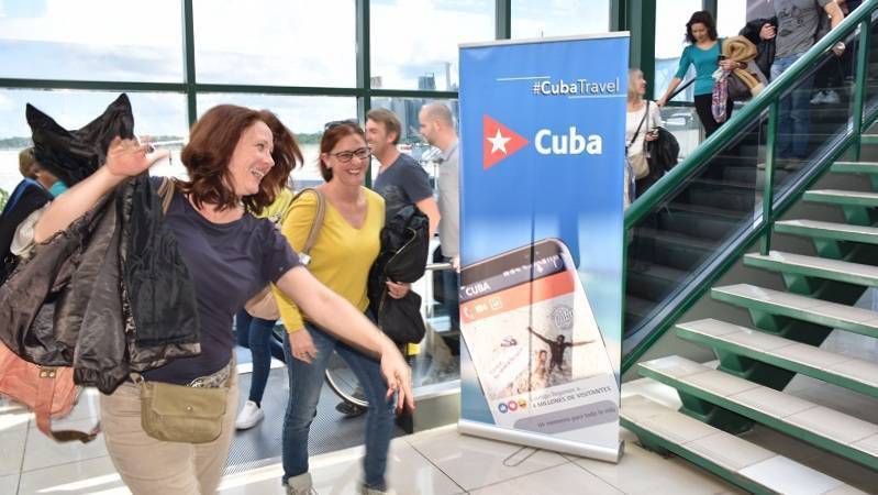 tourists arriving in Havana