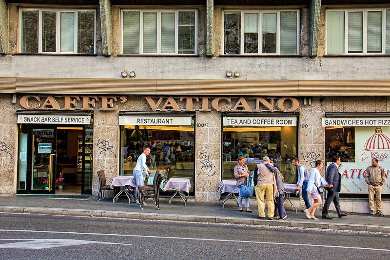 Caffe Vaticano in Rome Charges €25 for a Hamburger