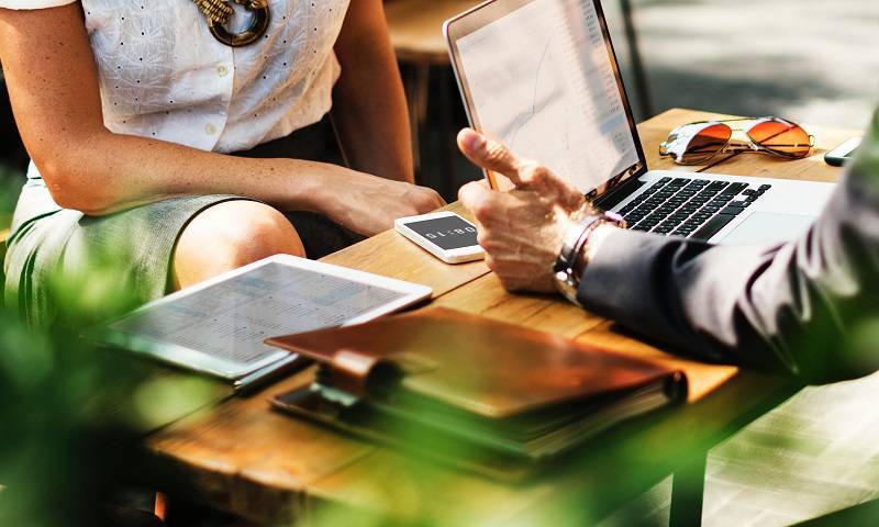 Business Travelers Rely Both on Technology and In-Person Assistance