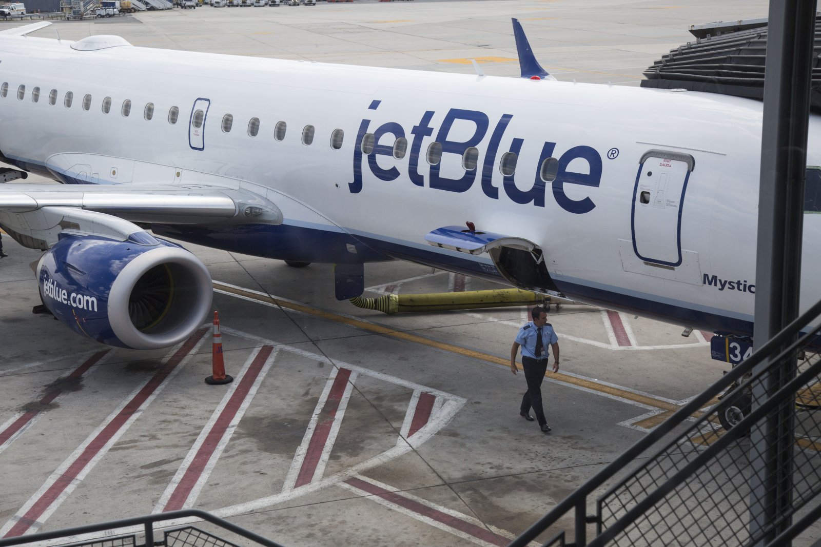 JetBlue aircraft and man