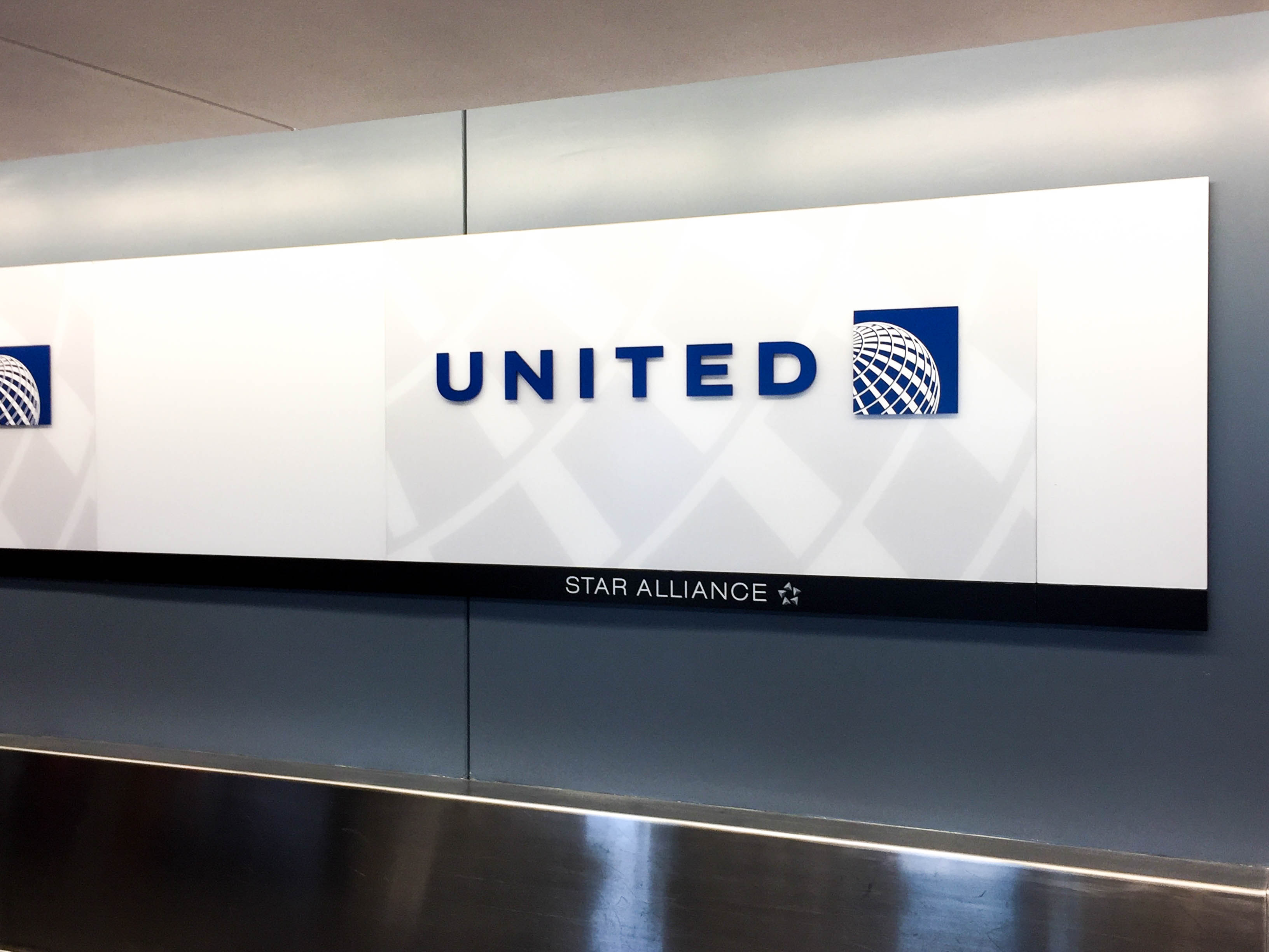 United Airlines desk