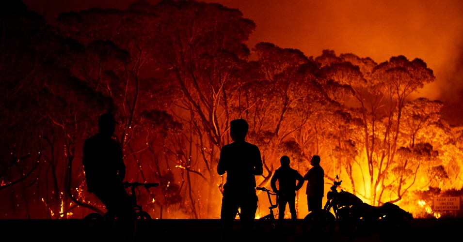 Australia wildfire, people watching from a distance