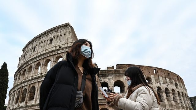 tourists with masks in Rome
