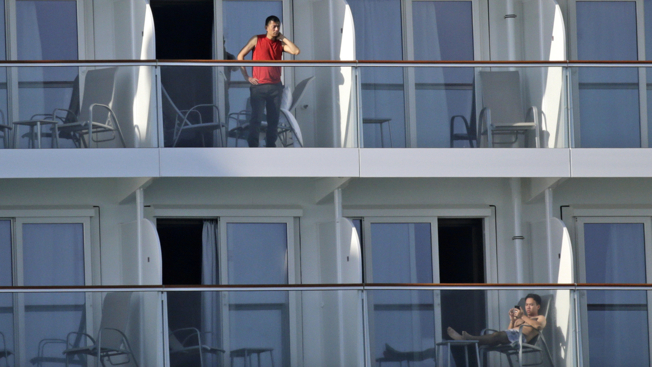 Oasis 2 passengers on balconies