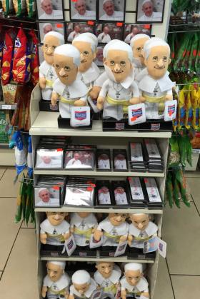 Pope Souvenirs Sell Like Hot Cakes in the U.S.