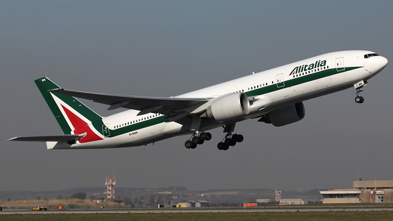 Alitalia to Slash $1.45 Billion in Costs to Compete with Low-Cost Carriers