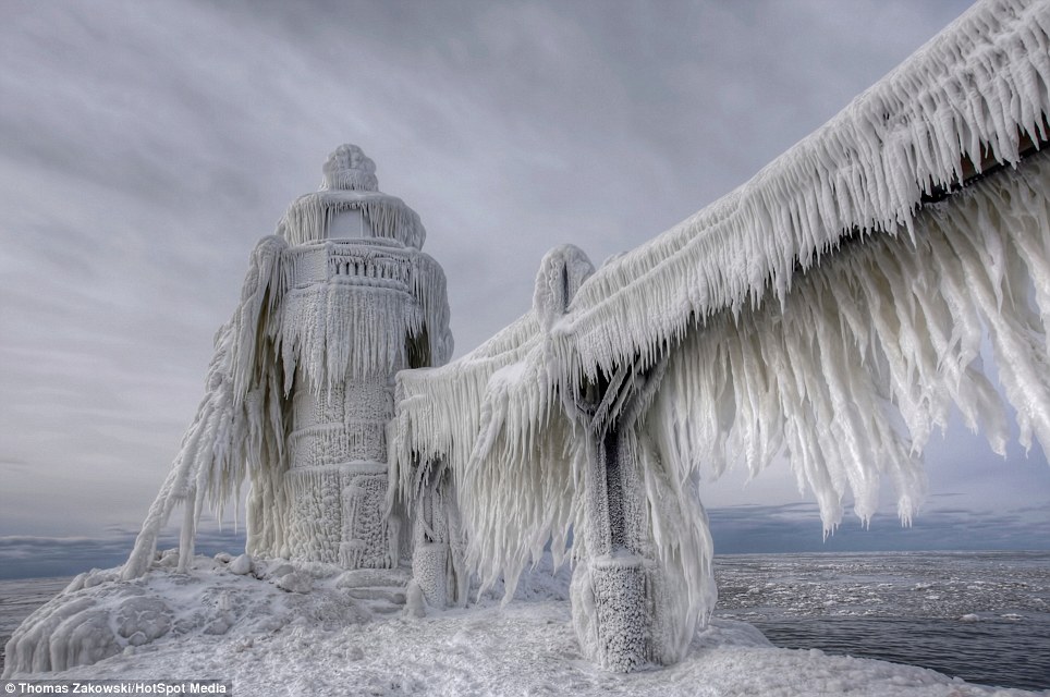 Frozen Niagara Falls Luring Tourists to Winter Spectacle