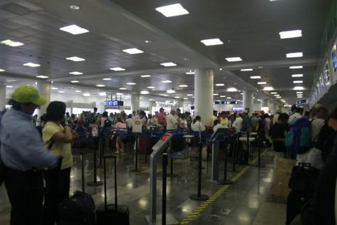 Tourists Flee Mexican Resorts Ahead of Weakening Hurricane