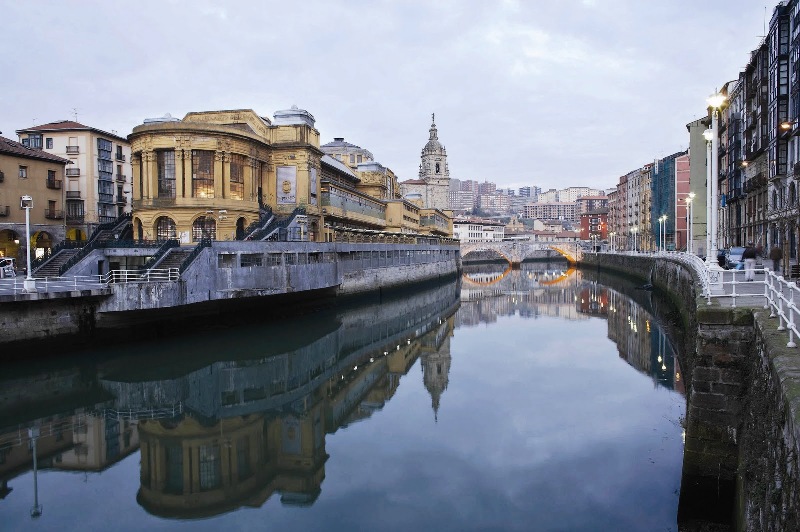 More Tourists, Spending Light Up Spain’s Travel Industry