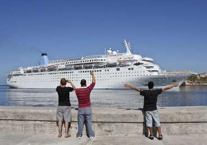 Cubans Give Warm Welcome to British Cruise Liner