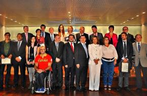 The 2012 awardees next to Madrid Mayor Ana Botella Grupo Excelencias Receives AEEPP Recognition for Fourth Year in a Row